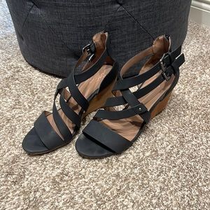 Women’s black wedges